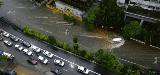  ?? Nelson Antoine/Folhapress ?? Carros parados em alagamento em trecho da avenida Nove de Julho próximo à praça da Bandeira, no centro de São Paulo, na tarde desta terça (20)