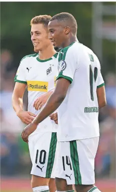  ?? FOTO: CARMEN JASPERSEN/DPA ?? Gut gestartet: Thorgan Hazard (links) und Alassane Plea haben zusammen acht Tore geschossen und zwei vorbereite­t.