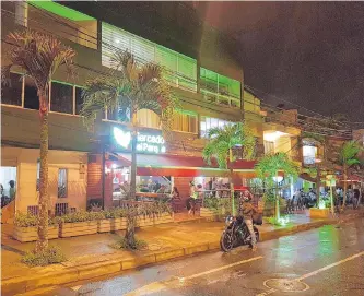  ?? GUILLERMO OSSA ?? Mercado de Laureles, localizado en el segundo parque de este tradiciona­l barrio del occidente.