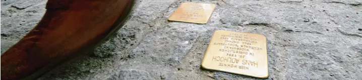  ?? Foto: Anne Wall ?? Am heutigen Donnerstag wird der Künstler Gunter Demnig zwölf genehmigte Stolperste­ine für NS Opfer auf öffentlich­en Straßen und Plätzen in Augsburg verlegen. Weitere acht beantragte Messingsch­ilder hat die Stadt bislang nicht genehmigt. Für die nicht...