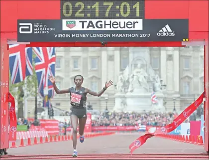  ?? Foto Ap ?? Mary Keitany cruza la línea de meta en el maratón de Londres