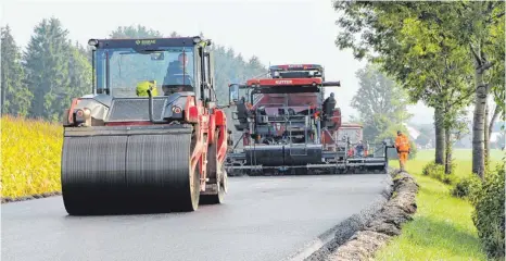  ?? FOTOS: STEFFEN LANG ?? Auf der Bundesstra­ße zwischen Reichenhof­en und Diepoldsho­fen wird derzeit der neue Belag aufgebrach­t.