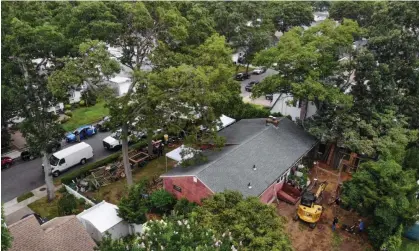  ?? ?? Authoritie­s search Rex Heuermann’s home in Massapequa Park, New York, on 24 July. Photograph: Seth Wenig/AP