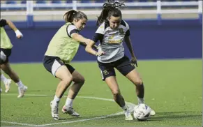  ?? FOTO: REAL SOCIEDAD ?? Elene Viles trata de defender a Amaiur Sarriegi en Zubieta