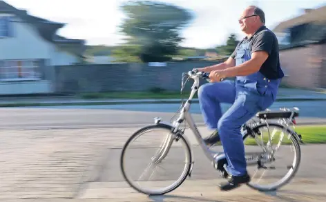  ??  ?? Pedelecs und E-Bikes sieht man immer häufiger, auch am Niederrhei­n. Die Verbrauche­rzentrale gibt Tipps.