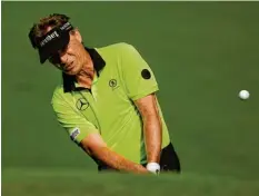  ?? Foto: Charlie Riedel, dpa ?? Bernhard Langer am ersten Tag in Augusta: Trotz einiger Einschränk­ungen ist er mit seinem Auftakt zufrieden.