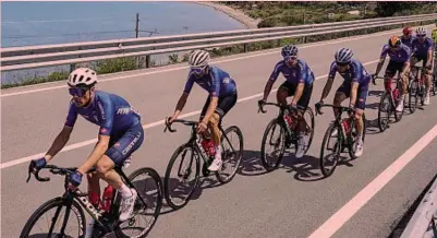  ?? ?? La Nazionale del c.t. Bennati al Giro di Sicilia 2022, prima corsa con lo sponsor Tci sulla maglia azzurra