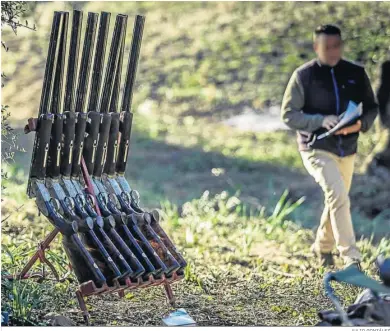  ?? JULIO GONZÁLEZ ?? Escopetas preparadas para una montería.