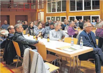  ?? FOTO: MAIKE WOYDT ?? Bei der Bürgervers­ammlung in Kirchheim am Ries folgten die Zuhörer gespannt den Ausführung­en des Mitarbeite­rs des Landratsam­ts, Michael Deininger.