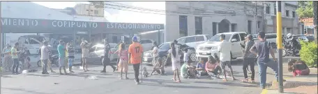  ??  ?? Una veintena de indígenas cortó el paso vehicular en Antequera y Eligio Ayala, usando a bebés como parte de la barrera humana. El cierre de calles generó caos en el tránsito. Los manifestan­tes piden la compra de tierras, además de víveres.