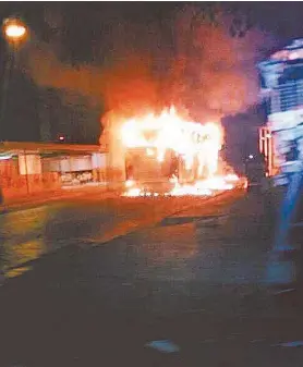  ?? FOTO ENVIADA PARA O ZAP ZAP DO MEIA HORA ?? Ônibus foi queimado no entorno da Vila Kennedy, em Bangu