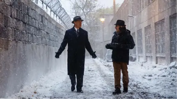  ?? JAAP BUITENDIJK/DREAMWORKS PICTURES/FOX 2000 ?? Tom Hanks, left, with Steven Spielberg on the set of Bridge of Spies, which is based on the true story of James Donovan, a lawyer who finds himself thrust into the middle of the Cold War.