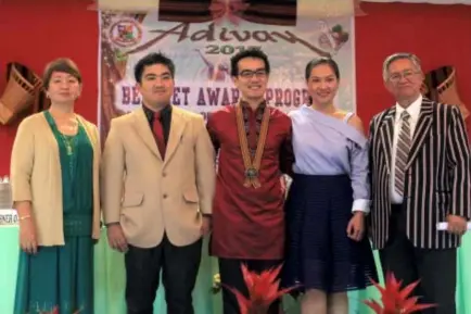  ?? Photo by Lauren Alimondo ?? NEW BREED OF BENGUET LEADERS. Former Benguet Leadership Awardee Doctor Ryan Guinaran(center) join this year’s awardees Police Chief Inspector Kimberly Molitas and LDRRM Officer Abner Omaging Lawangen together with Governor Crescencio Pacalso and Vice...