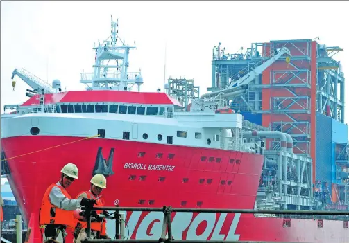  ?? YU FANGPING / FOR CHINA DAILY ?? Two COOEC employees put up a scaffold on a ship in Qingdao, Shandong province.