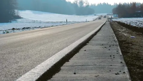  ?? Foto: Daniel Weber ?? Betonierte Bankettstr­eifen auf beiden Seiten der Straße sollen für mehr Sicherheit sorgen und die Unterhalts­kosten verringern.