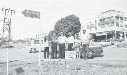  ??  ?? NGABAS PROJEK: Lo (tiga kiba) begulai enggau bala bukai ngabas palan projek endur masang lampu trafik di simpang Jalan Stakan ti dipelabaka deka berengkah dipejalaik­a bulan September tu.