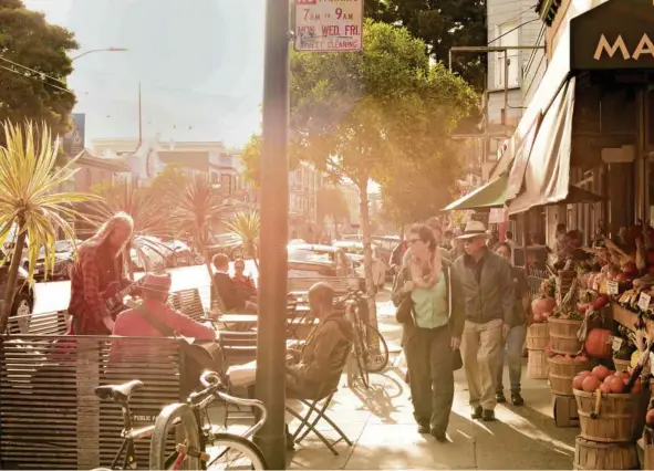  ?? (LEA KLOOS/ LE TEMPS) ?? Au plus fort du «Summer of Love» de 1967, le quartier de Haight-Ashbury abritait quelque 15 000 hippies. Sa rue principale a su conserver son âme alternativ­e.