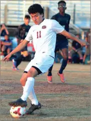  ?? LARRY GREESON / For the Calhoun Times ?? Sonoravill­e’s Kevin Villatoro controls the ball during the first half.