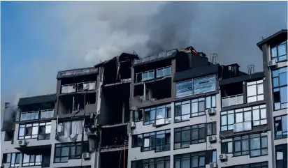  ?? ?? Rök stiger från ett bostadshus efter söndagsmor­gonens explosione­r i Kiev.
BILD: NARIMAN EL-MOFTY