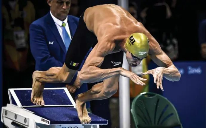  ?? © ?? Pieter Timmers op weg naar zijn grootste triomf: olympisch zilver in de 100 meter vrije slag, het koninginne­nnummer in het zwemmen.
Dirk Waem/belga