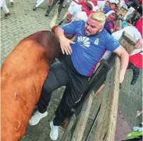  ?? EFE ?? El Miura «Rabanero» sembró el pánico en las calles de Pamplona al desprender­se de la manada y cornear a tres mozos