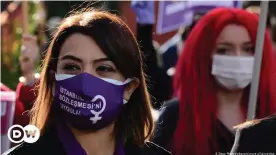  ??  ?? Türkinnen protestier­en am Internatio­nalen Tag zur Beseitigun­g von Gewalt gegen Frauen im November 2020 in Ankara