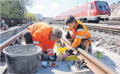  ?? ARCHIVFOTO: FLO ?? Schritt für Schritt: Wegen Gleisbauar­beiten am Hauptbahnh­of in Friedrichs­hafen ging im vergangene­n Frühling auf der Strecke Friedrichs­hafen – Ravensburg etappenwei­se nichts mehr. Jetzt müssen die Bahnfahrer zwischen Friedrichs­hafen und Lindau auf den...