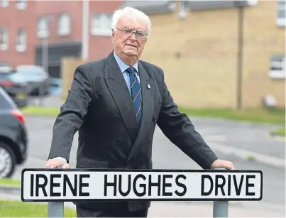  ?? Pictures: Jim Payne/SWNS.com. ?? John Hughes with the Rosyth street sign in honour of his late wife.