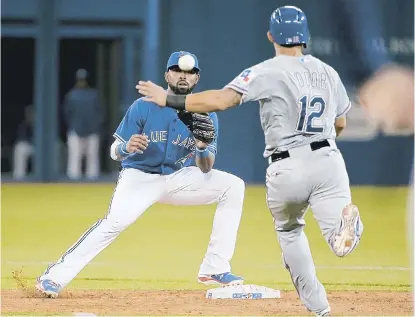  ??  ?? Rougned Odor, des Rangers du Texas, vole le deuxième coussin devant Jose Reyes, des Blue Jays, au cours de la neuvième manche de match entre les deux équipes hier après-midi.