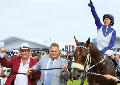  ?? Picture: Wayne Marks ?? DELIGHT. One World (MJ Byleveld) is led into the winner’s enclosure by happy owners Braam van Huyssteen (left) and Etienne Braun after his courageous victory in the R3-million Sun Met over 2000m at Kenilworth on Saturday.