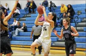  ?? THOMAS NASH — DIGITAL FIRST MEDIA ?? Spring-Ford’s Dez Engle (14) rises up for a shot during the first half against Phoenixvil­le.