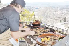  ??  ?? Para preparar el cordero en casa, lo más fácil de hacer
es un asado.