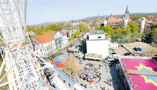  ?? ?? Vom Riesenrad aus haben Besucher einen einmaligen Ausblick über Herford und die Kirmesmeil­e.
Foto: Angelina Kuhlmann