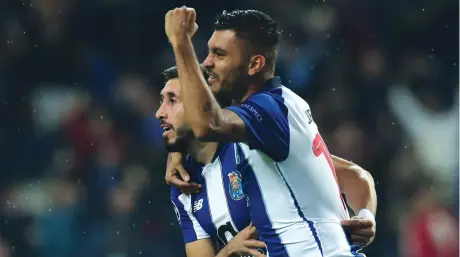  ?? | AP ?? Héctor Herrera y JesúsTecat­itoCorona fueron titulares en la goleada del Porto por 4-1 ante el Lokomotiv.