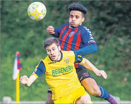  ?? FOTO: JUAN ECHEVERRÍA ?? Hora de volar
La última victoria del Leioa en Sarriena fue hace un mes en el partido contra el Izarra