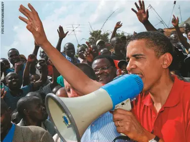  ??  ?? Obama era senador cuando Kenia lo recibió como un héroe en 2006. Malik lo acusa de no cumplir las promesas que le hizo a la aldea ancestral de su familia.