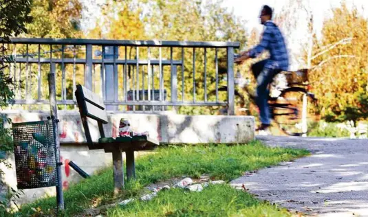  ?? JUST ?? Volle Papierkörb­e und herumliege­nde Bierdosen sind Überreste durchzecht­er Nächte am Glanradweg bei der Nelson-Mandela-Brücke