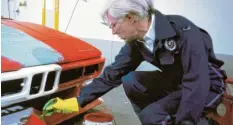  ?? Foto: BMW AG ?? Ikone mit Pinsel: Andy Warhol bemalte für die BMW Art Cars einen M1. Der Wagen wird heute auf 30 Millionen Euro geschätzt.