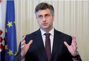  ??  ?? Photo ci-dessus :
Le Premier ministre croate, Andrej Plenkovic, a lancé en avril 2019, avec le Premier ministre chinois, la constructi­on du pont de Peljesac. La Croatie est ainsi le premier pays membre de l’Union européenne à accueillir un projet financé par des fonds européens et réalisé par une entreprise chinoise, la China Road and Bridge Corporatio­n (CRBC), qui a remporté l’appel d’offres en proposant un prix 20 % moins cher que l’autrichien Strabag. La contestati­on de ce dernier pour dumping devant les tribunaux croates a été rejetée. (© Shuttersto­ck/ Jason Wells)