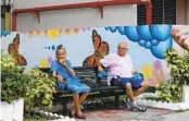  ?? JORGE I. PÉREZ EFE ?? Fotografía de archivo en donde se observan a dos ancianos compartien­do una silla en Miami, Florida.