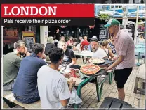  ??  ?? LONDON
Pals receive their pizza order