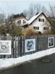  ?? Foto: Sibylle Reiter ?? Linoldruck­e, Stoffe und Fotografie­n sind an einem Gartenzaun an der Ecke Kreuz‰ berg/Uferweg in Oberfinnin­g ausge‰ stellt.