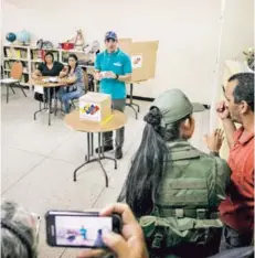  ??  ?? ► Henrique Capriles votando ayer, en Caracas.