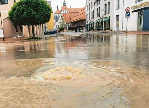  ?? Foto: Xaver Habermeier ?? 1999 hieß es auch in Neuburg Land unter, wie dieser Blick vom Spitalplat­z Richtung Weinstraße zeigt. Seitdem wurden in Neuburg 22,5 Millionen Euro in den technische­n Hochwasser­schutz investiert.