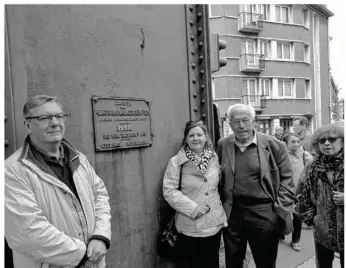  ??  ?? Petit instant d’émotion devant la plaque rappelant que les éléments métallique­s viennent de Montataire dans la région creilloise.