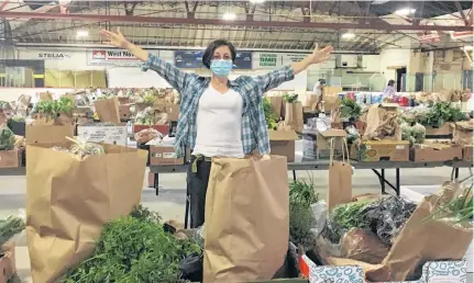  ?? JOHN DEMONT • THE CHRONICLE HERALD ?? Ashley Marlin, manager of Lunenburg Farmers Market, gets ready for operation on Thursday.