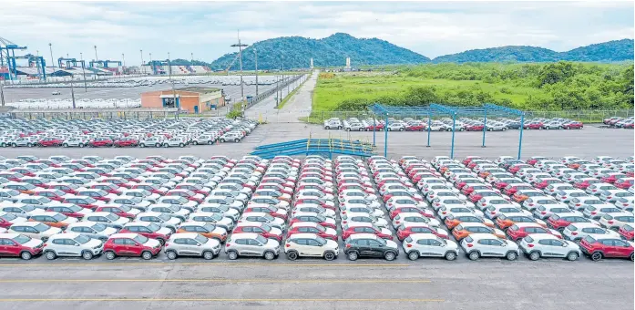  ?? Shuttersto­ck ?? Un playón en el puerto de Paranaguá, en el estado de Paraná, Brasil, muestra la dimensión del intercambi­o en la industria automotriz