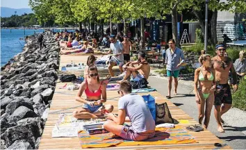  ?? –KEYSTONE ?? Dès samedi, on pourra se réunir à trente sur l’espace public. Une semaine après, ce sera 300.