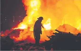  ??  ?? Los bomberos realizaron un esfuerzo extraordin­ario para controlar el incendio que afectó la zona del vertedero Cateura. Este siniestro provocó una invasión de moscas en varios barrios, señalaron.