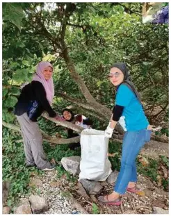  ??  ?? GOTONG-rotong membersih kawasan pantai menjadi aktiviti menarik untuk seisi
keluarga.